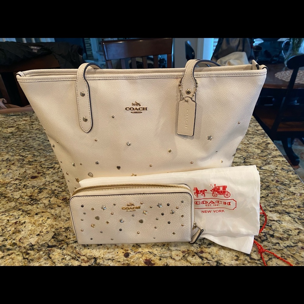 COACH city tote and wallet with rivets.. 🦄🔥